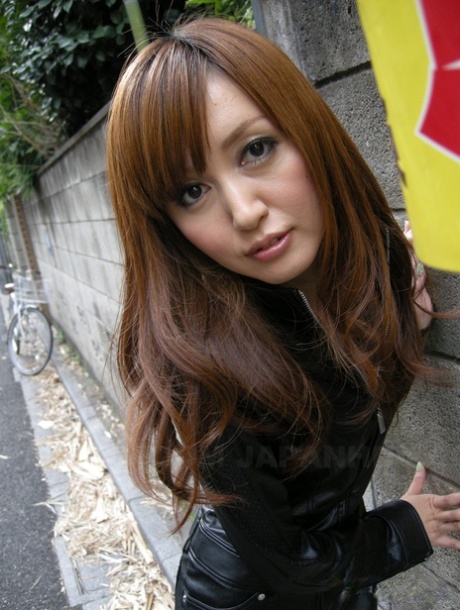 热亚洲黑发小奶子Yui Igawa吸一个家伙的东在楼梯上