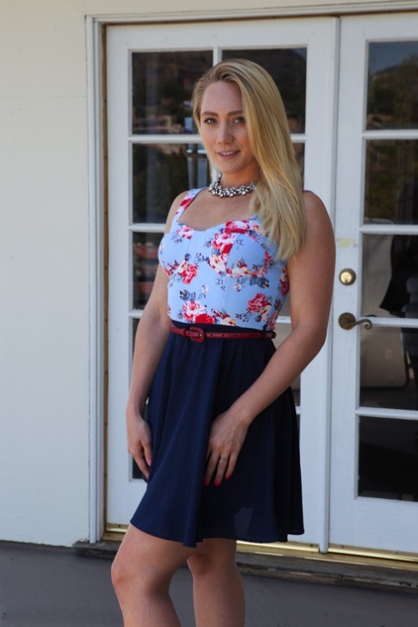 大屁股金发女郎 AJ Applegate 被粗暴的 DP 屌干，同时被塞住球嘴