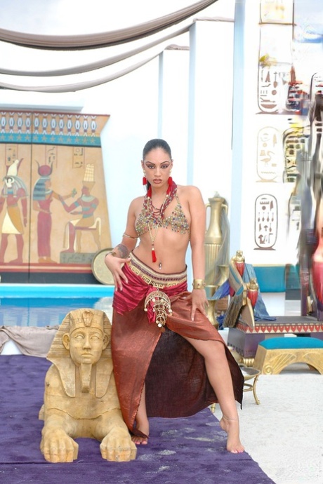 Sexy Egyptian queen Ice LAFox dances and rubs her hot trimmed pussy - pornpics.de