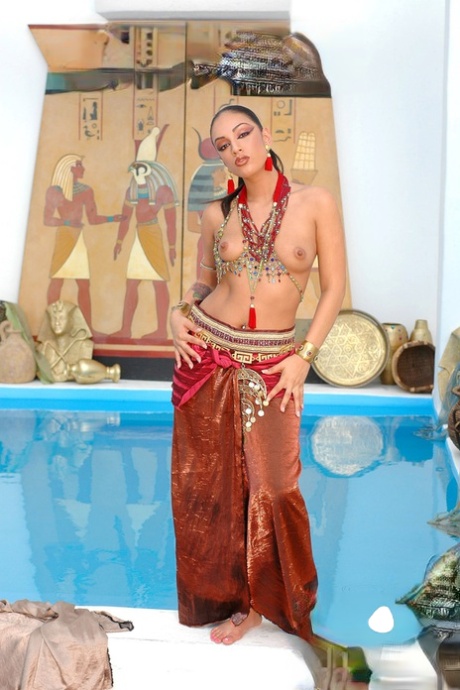 Sexy Egyptian queen Ice LAFox dances and rubs her hot trimmed pussy - pornpics.de