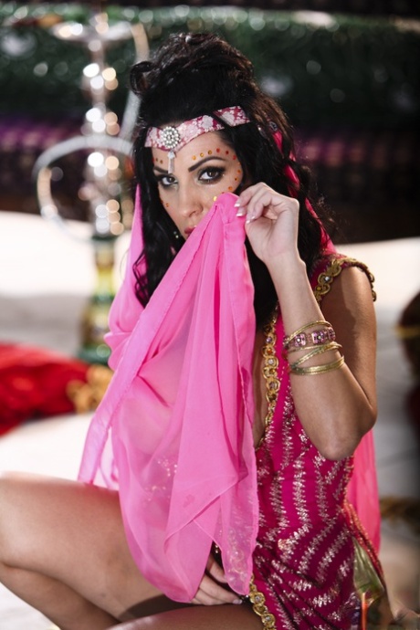 Sexy Middle Eastern queen Veronica Rayne bares her big boobs and ass - pornpics.de