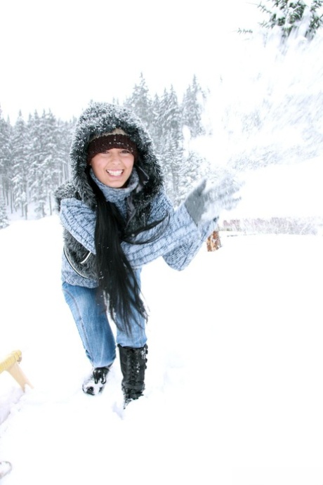 黑发女孩与巨大的胸部Ora钻她的娘们与一个玩具在雪地里