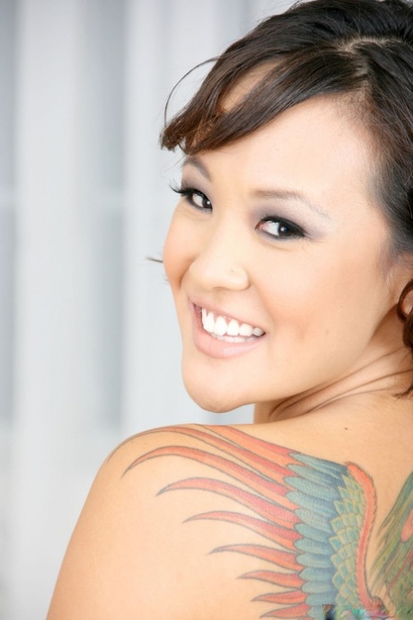 Asian brunette Jandi Lin shows a sexy tattoo on her back before sucking a dick - pornpics.de