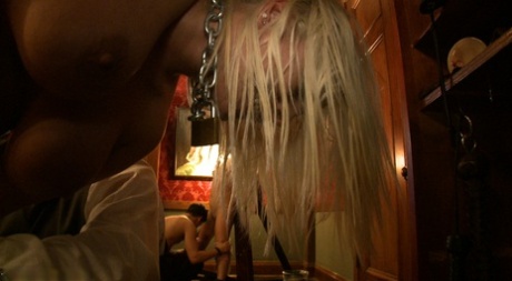 由 Cherry Torn、Iona Grace、Nerine Mechanique Hot Gallery 组成的上层表演团队