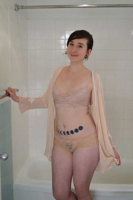 Young babe with nice booty Artemis rubbing her furry cunt in the bathtub - pornpics.de