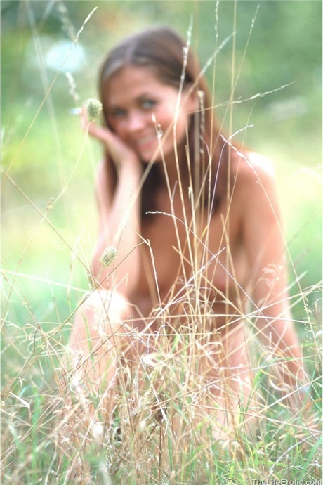 Charming teen Barbara undresses to show her beautiful naked body outdoors - pornpics.de