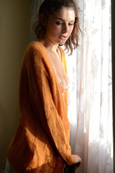 可爱的业余少女 Anney 露出她的小奶子和毛茸茸的阴户