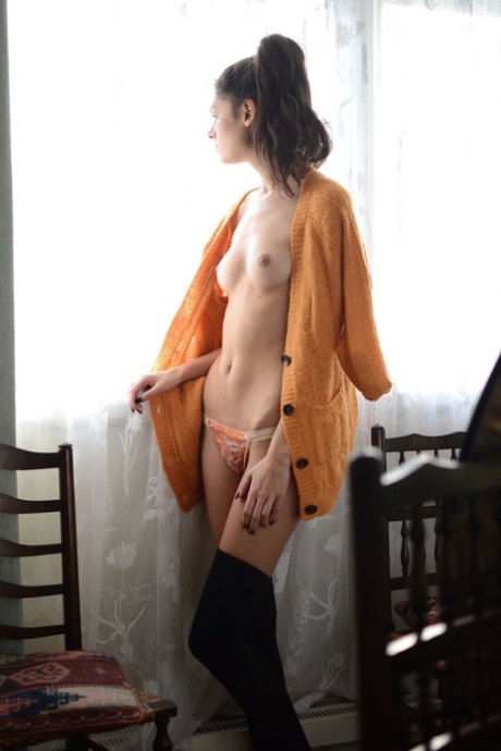 可爱的业余少女 Anney 露出她的小奶子和毛茸茸的阴户