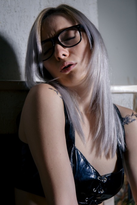 戴眼镜的拉脱维亚少女 Kate Fresh 抽插她湿润的阴部