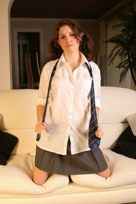 辫子少女卡罗琳脱掉衣服，露出她的胸部和模糊的阴部