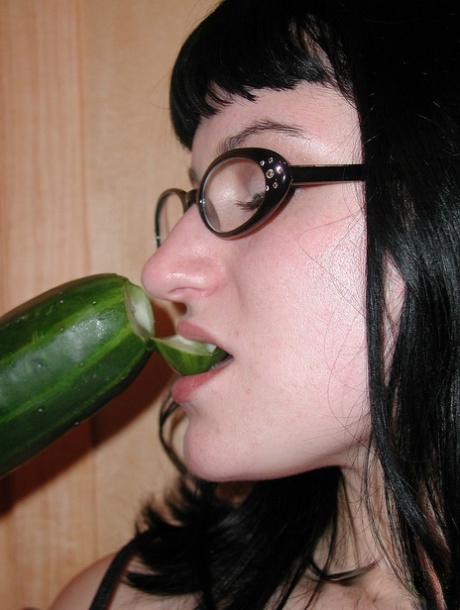 Black haired housewife with glasses Katrina plays with fat cucumber - pornpics.de