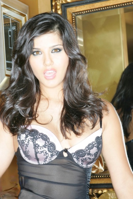 性感印度美女桑妮-莱昂（Sunny Leone）脱掉睡衣，摆出裸体姿势