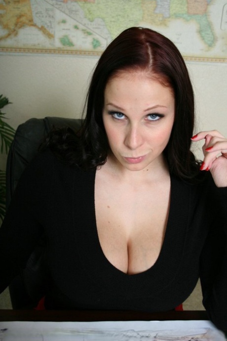 斯特恩校长吉安娜-迈克尔斯（Gianna Michaels）在办公室尽情释放自己的巨乳