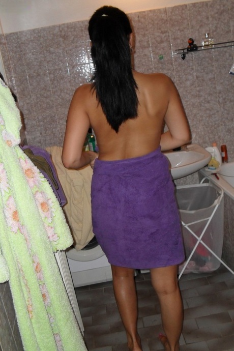 美丽成熟的黑发女郎在淋浴时弄湿美乳，穿衣时露出美臀