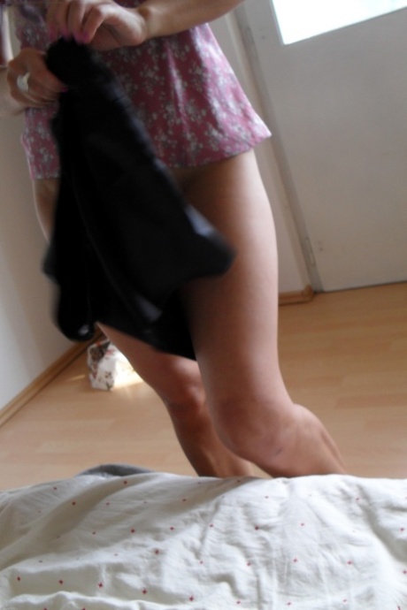 美丽成熟的黑发女郎在淋浴时弄湿美乳，穿衣时露出美臀
