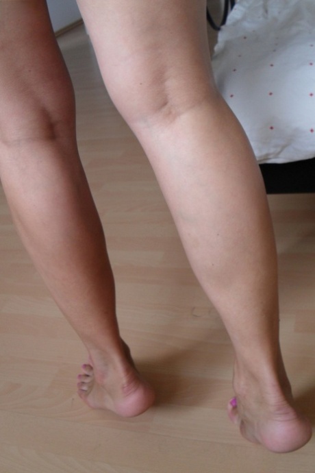 美丽成熟的黑发女郎在淋浴时弄湿美乳，穿衣时露出美臀