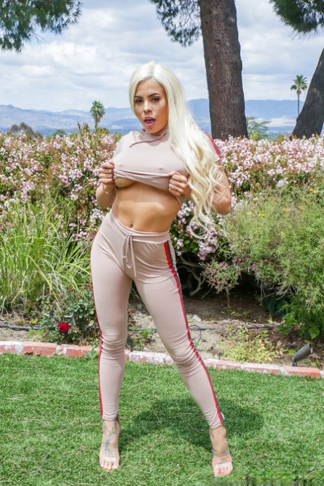 Spellbinding blonde Latina with big boobs Luna Star fucked by Romeo Price