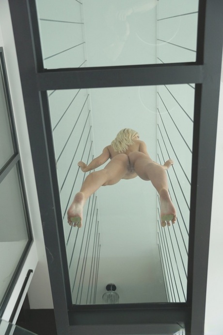 Naked hot blonde Kiara Lord walks barefoot on glass floor to flaunt sexy toes - pornpics.de