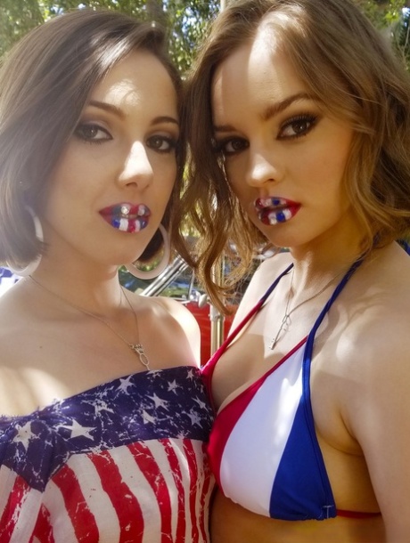 Kinky babes Jenna Sativa and Mary Moody suck each other's holes outdoors - pornpics.de