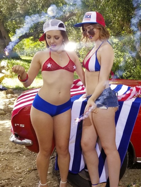 Kinky babes Jenna Sativa and Mary Moody suck each other's holes outdoors - pornpics.de