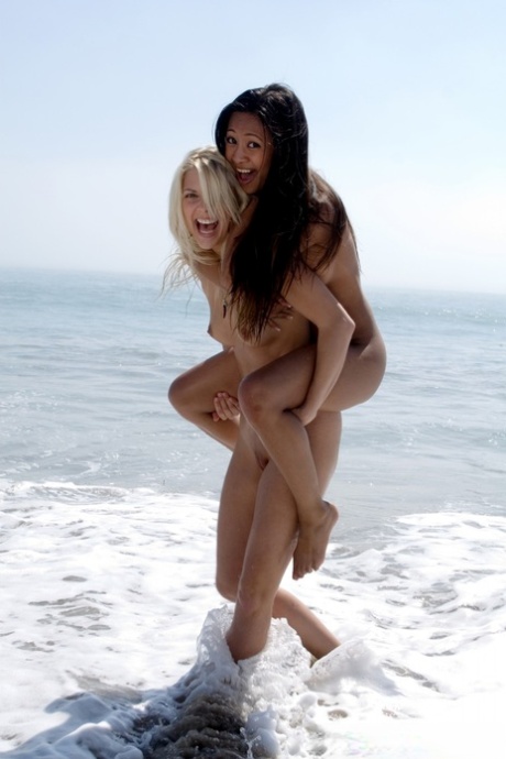 热辣的女同性恋少女 Jana Jordan 和 Kina Kai 在海滩上法式热吻并摆出裸体姿势