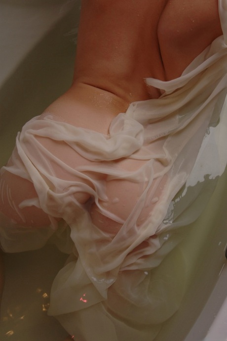 Glamorous babe Maria D flaunts her beautiful big breasts in the bathroom