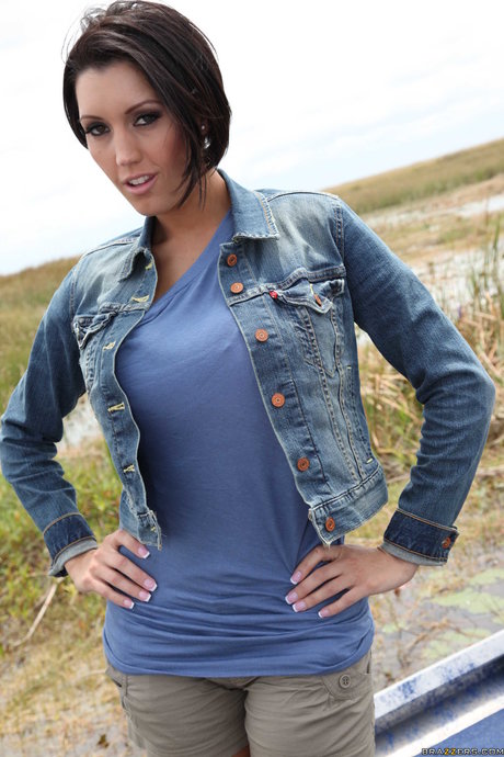 巨乳宝贝迪伦-莱德（Dylan Ryder）脱掉衣服，展示她的大咪咪