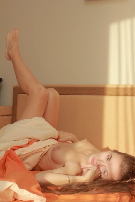 美丽的天使宝贝 Milena D 展示她毛茸茸的阴部并炫耀她性感的双脚