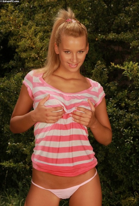 Horny teen Franciska reveals her cute tits & flaunts her twat in the back yard - pornpics.de