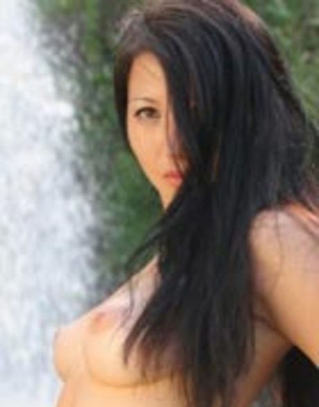 黑发少女斯维林在瀑布边炫耀她漂亮的奶子和火辣的屁股