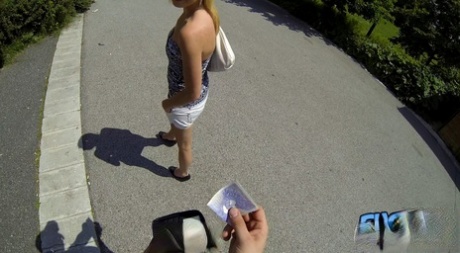 金发碧眼的青少年艾伦暴露了她的小奶子，同时享受一个热POV他妈的在公共