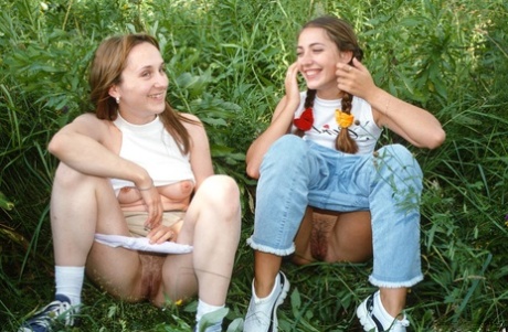 苗条少女西尔维娅-F 和朱迪-I 在树林中露出美妙的臀部