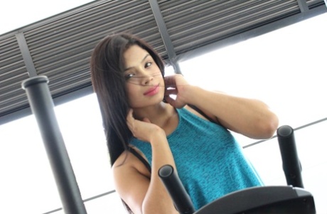 黑发健美女艾玛在沙发上进行激烈性爱后，接受凌乱的面部护理
