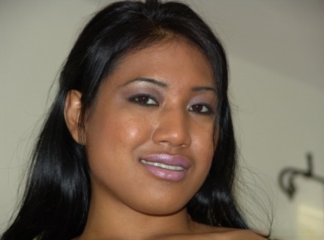 美味的拉丁女郎莱拉-雷（Layla Lei）脱衣、摆姿势并玩弄巨大的鸡巴