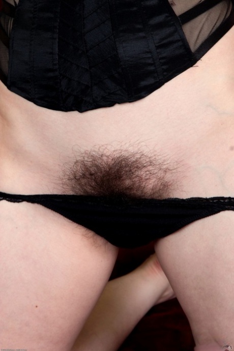 Mature wife Annabelle Lee exposes her hairy beaver and stretches it - pornpics.de