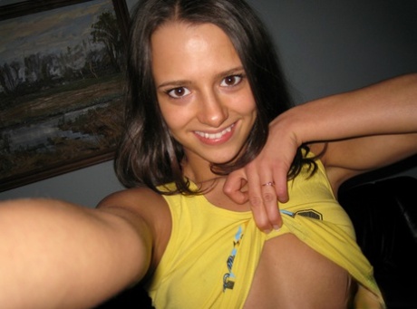 Amateur teen Nickel unveils her tiny boobs and shaved muff on a couch - pornpics.de