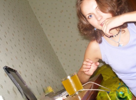 年轻女孩Tanya在家中展示她的小屁股，并穿着内衣摆出姿势
