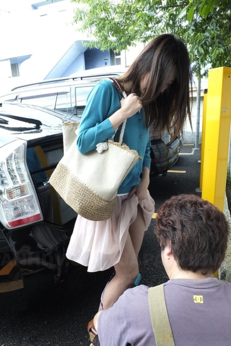 Japanese babe Tomomi Matsuda gives a handjob & BJ to a stranger in public - pornpics.de