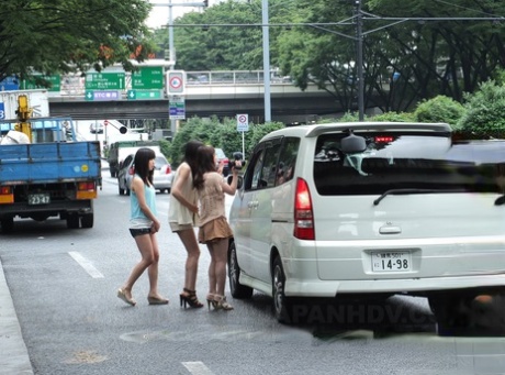 三名日本青少年跳上一辆面包车，为亚洲小弟弟口交