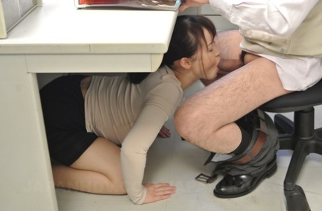 Shy Japanese secretary Sayaka Aishiro blows off her boss underneath the desk - pornpics.de