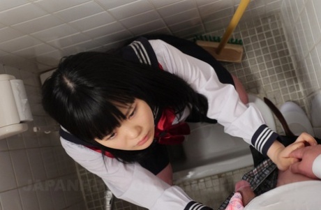 Sexy Japanese teen Sayaka Aishiro giving a gentle blowjob in a public toilet - pornpics.de