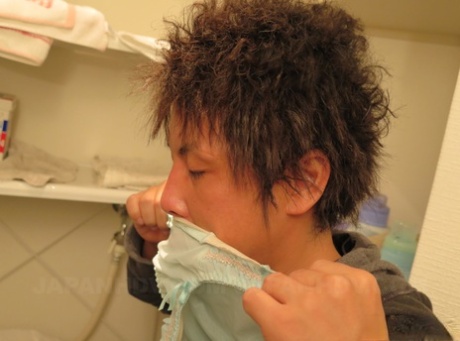 日本黑发Shizuku Iori给一个肥皂打手枪和BJ在浴室