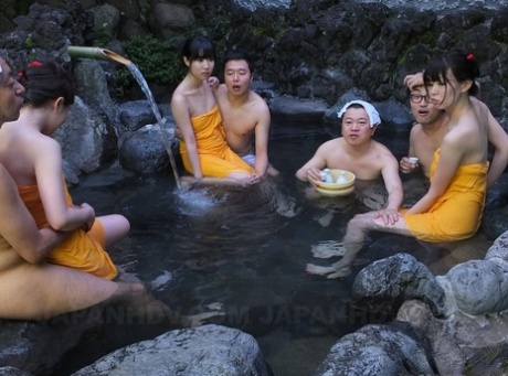 三个日本处女在温泉中卷入亚洲狂欢