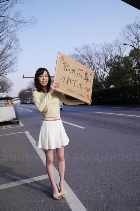 亚洲小美女山手诗织在车内露出火辣辣的胸部并吸吮阳具