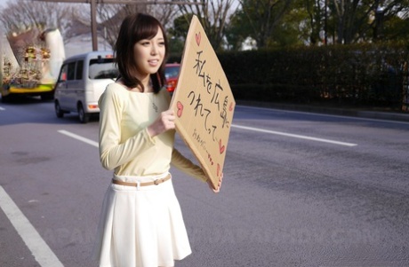 亚洲小美女山手诗织在车内露出火辣辣的胸部并吸吮阳具