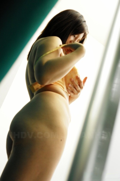 日本女孩与大胸部小百合三上得到她的布什塞得很深