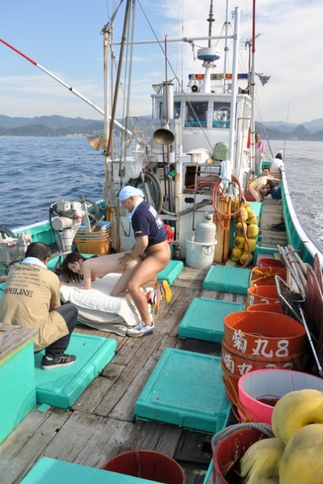 黑发亚洲女孩与小山雀日向绢乃在大船上骑鸡巴