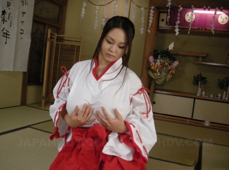 Gorgeous Japanese wife Airi Ai shows her bush and rubs it in a solo - pornpics.de