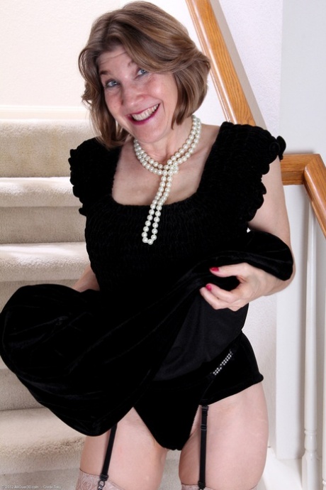 淫荡的业余 MILF Bossy Ryder 在楼梯上脱衣并张开阴部