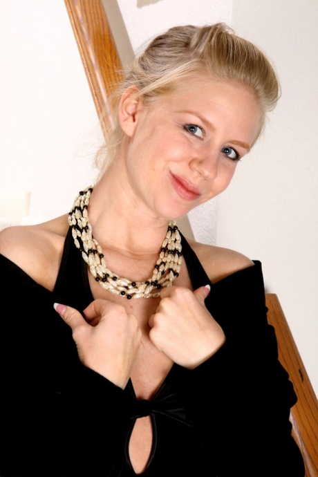 金发 MILF Bailey T 在楼梯上露出多汁的双乳并用手指深情抚摸